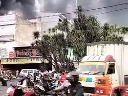 Pabrik Sepatu Sidoarjo yang Terbakar di Tengah Permukiman, Warga Panik