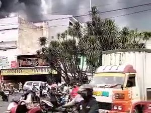 Pabrik Sepatu Sidoarjo yang Terbakar di Tengah Permukiman, Warga Panik Pabrik Sepatu Sidoarjo yang Terbakar di Tengah Permukiman, Warga Panik