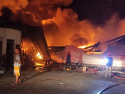 Mobil PMK Hilir Mudik Suplai Air Padamkan Pabrik Sepatu di Sidoarjo