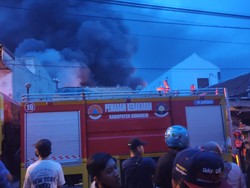 9 Mobil PMK Diterjunkan ke Lokasi Kebakaran Pabrik Sepatu Sidoarjo