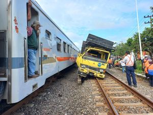 Kerasnya Tabrakan Dua Truk dengan Kereta Api di Lamongan, Saksi: Dhuaarr