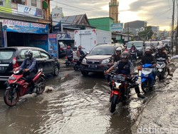 Imbas Jalan Antang Raya Berlubang Bak Kubangan, Lalin Macet Parah!