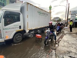 Sorotan Jalan Antang Makassar Rusak Parah di Hari Pelantikan Andi Sudirman