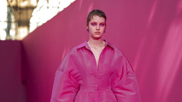 10 Koleksi Terbaru Valentino Fall/ Winter 2022, Tampilkan Busana Warna Pink