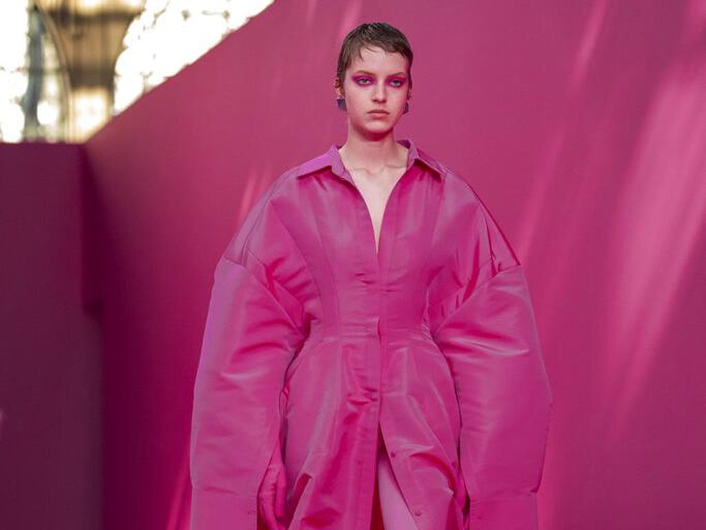 10 Koleksi Terbaru Valentino Fall/ Winter 2022, Tampilkan Busana Warna Pink