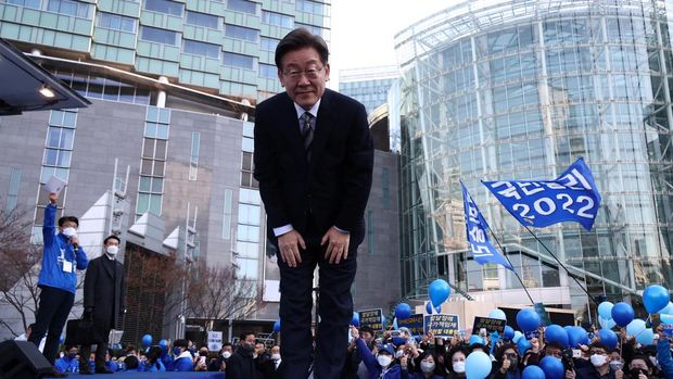 Lee Jae-myung, the presidential candidate of South Korea's ruling Democratic Party, bows to his supporters after delivering his speech during his election campaign in Seoul, South Korea, March 3, 2022.   REUTERS/Kim Hong-Ji