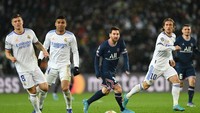 Menurut Kroos, Modric dan Casemiro tak malas saat membantu pertahanan atau serangan. Ketiganya sudah lama bermain bersama, sehingga sudah saling memahami tanpa banyak bicara di lapangan. Ketiganya saling mengisi dan tak ada yang abai menjalankan tugas. Foto: (Getty Images/Shaun Botterill)