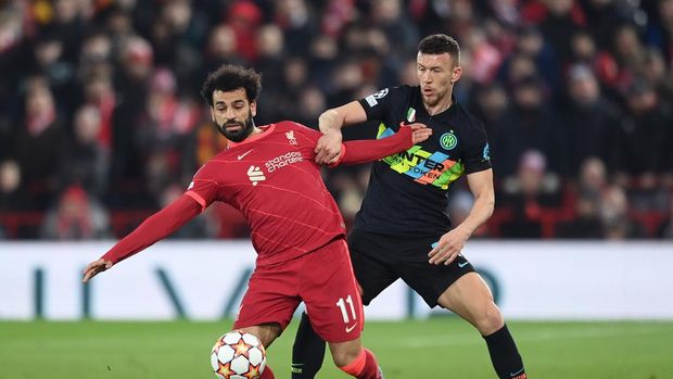 LIVERPOOL, ENGLAND - MARCH 08: Mohamed Salah of Liverpool holds off Ivan Perisic of Inter Milan during the UEFA Champions League Round Of Sixteen Leg Two match between Liverpool FC and FC Internazionale at Anfield on March 08, 2022 in Liverpool, England. (Photo by Michael Regan/Getty Images)