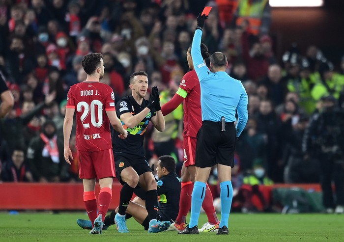LIVERPOOL, ENGLAND - MARCH 08: Referee Antonio Mateu Lahoz sends off Alexis Sanchez of Inter Milan as Ivan Perisic reacts during the UEFA Champions League Round Of Sixteen Leg Two match between Liverpool FC and FC Internazionale at Anfield on March 08, 2022 in Liverpool, England. (Photo by Michael Regan/Getty Images)