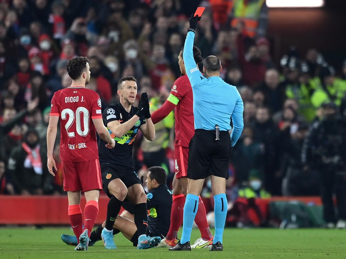Alexis hanya terduduk saat wasit memberikan kartu merah untuknya. Foto: Getty Images/Michael Regan