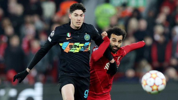 Soccer Football - Champions League - Round of 16 Second Leg - Liverpool v Inter Milan - Anfield, Liverpool, Britain - March 8, 2022 Inter Milan's Alessandro Bastoni in action with Liverpool's Mohamed Salah REUTERS/Phil Noble