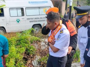 Tiga Orang Luka Akibat KA Ekonomi Tabrak 2 Truk di Lamongan