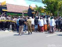 Puluhan Orang Datangi Kantor Kemenag Sampang Protes Pernyataan Menag