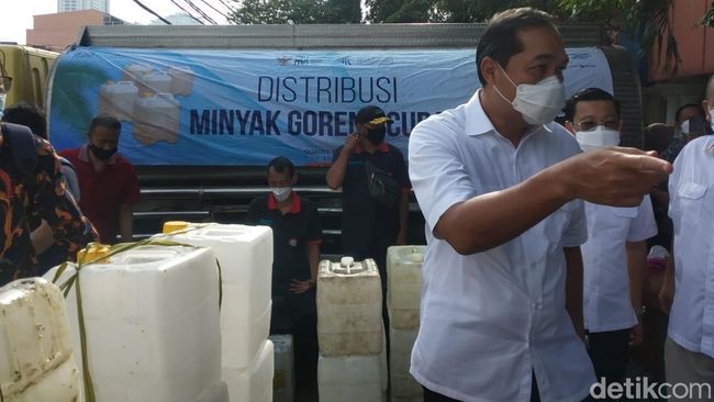 Menteri Perdagangan M Lutfi Cek Minyak Goreng di Pasar Kebayoran Lama