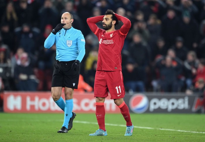 LIVERPOOL, ENGLAND - MARCH 05: Mohamed Salah of Liverpool shoots under pressure from Kurt Zouma and Craig Dawson of West Ham United during the Premier League match between Liverpool and West Ham United at Anfield on March 05, 2022 in Liverpool, England. (Photo by Clive Brunskill/Getty Images)