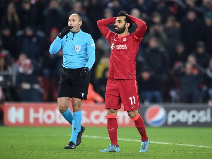 LIVERPOOL, ENGLAND - MARCH 05: Mohamed Salah of Liverpool shoots under pressure from Kurt Zouma and Craig Dawson of West Ham United during the Premier League match between Liverpool and West Ham United at Anfield on March 05, 2022 in Liverpool, England. (Photo by Clive Brunskill/Getty Images)