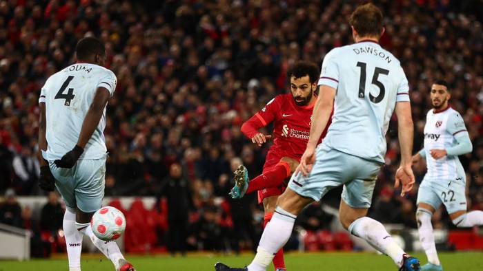 LIVERPOOL, ENGLAND - MARCH 05: Mohamed Salah of Liverpool shoots under pressure from Kurt Zouma and Craig Dawson of West Ham United during the Premier League match between Liverpool and West Ham United at Anfield on March 05, 2022 in Liverpool, England. (Photo by Clive Brunskill/Getty Images)