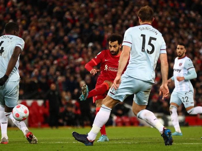 LIVERPOOL, ENGLAND - MARCH 05: Mohamed Salah of Liverpool shoots under pressure from Kurt Zouma and Craig Dawson of West Ham United during the Premier League match between Liverpool and West Ham United at Anfield on March 05, 2022 in Liverpool, England. (Photo by Clive Brunskill/Getty Images)