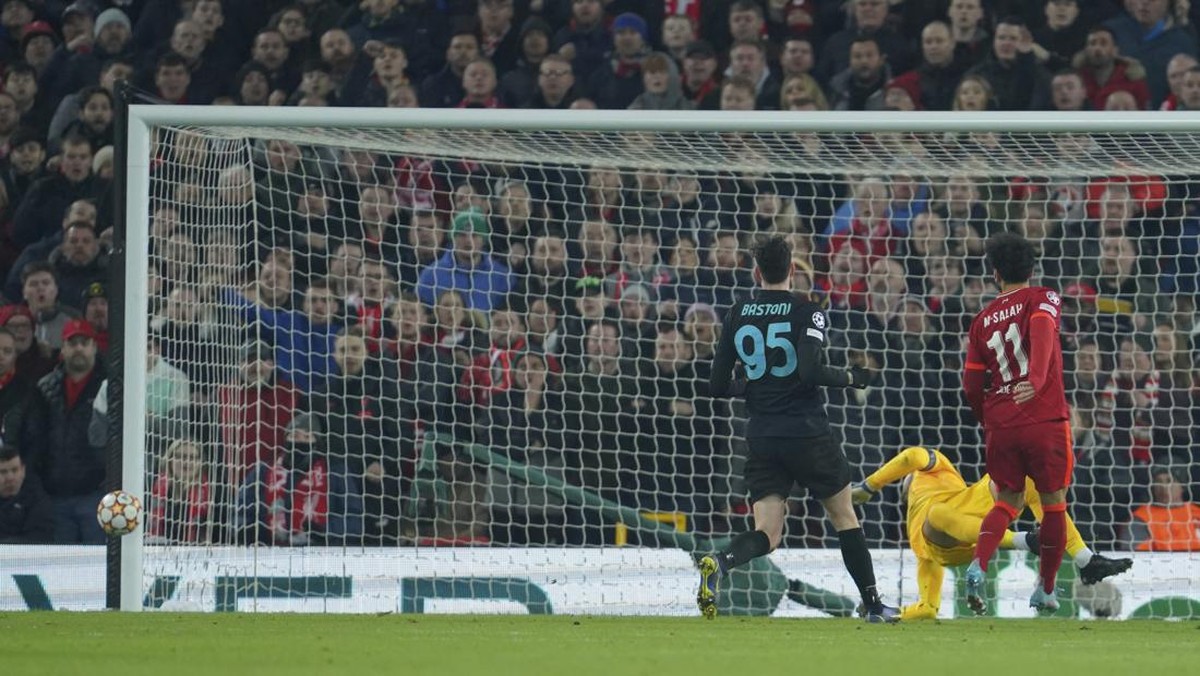 Mohamed Salah menyaksikan peluangnya membentur tiang gawang di laga Liverpool vs Inter Milan. (Foto: AP/Jon Super)