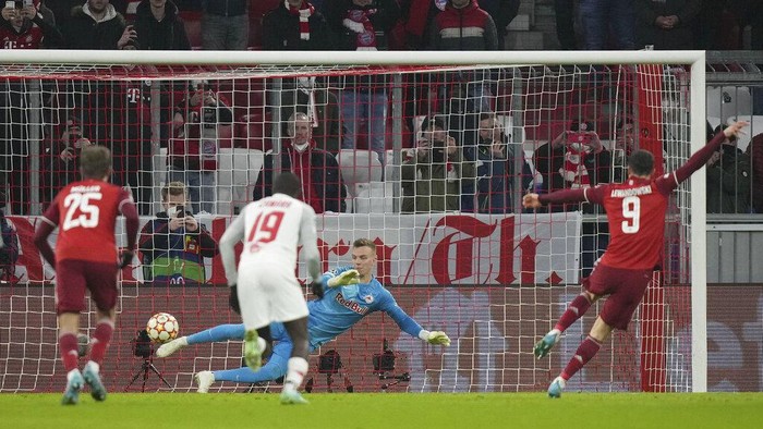 Bayern's Thomas Mueller reacts after scoring his side's 5th goal during the Champions League, round of 16, second leg soccer match between Bayern and Salzburg in Munich, Germany, Tuesday, March 8, 2022. (AP Photo/Matthias Schrader)