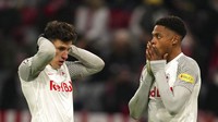 Nicolas Capaldo, kiri, dan Chukwubuike Adamu dari Salzburg bereaksi selama pertandingan leg kedua Liga Champions babak 16 besar antara Bayern dan Salzburg.