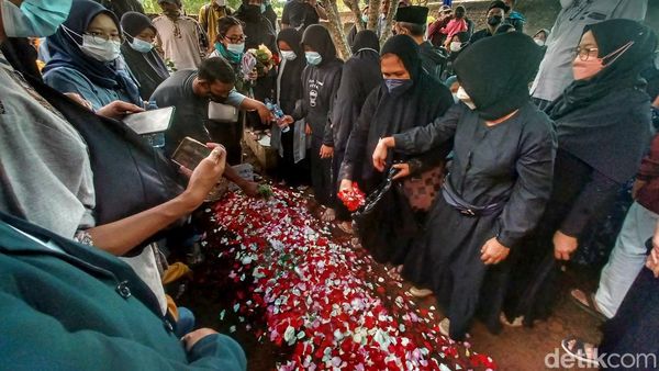Momen Pemakaman Korban Serangan KKB di Bandung