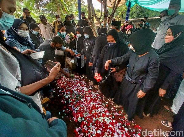 Momen Pemakaman Korban Serangan KKB di Bandung