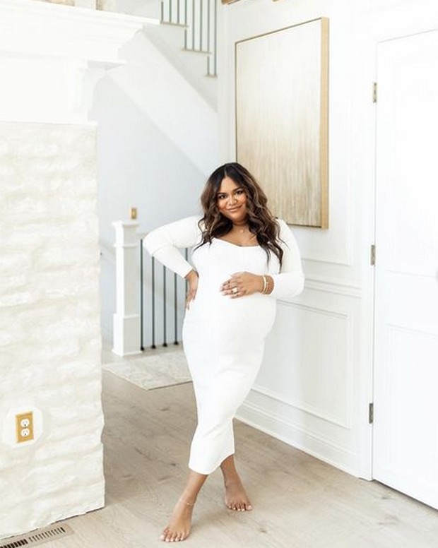 Nabela Noor/Foto : instagram.com/nabela Nabela tampil percaya diri mengenakan maternity fitted dress berwarna putih