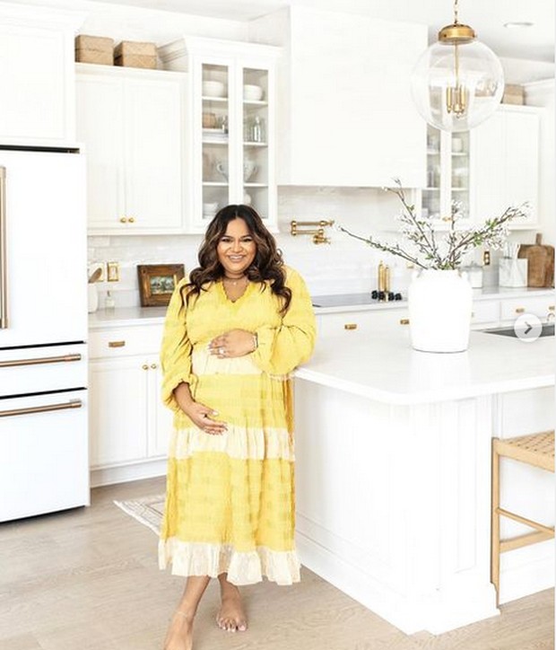 Nabela Noor/Foto : instagram.com/nabela Nabela mengenakan flowy dress berwarna kuning cerah