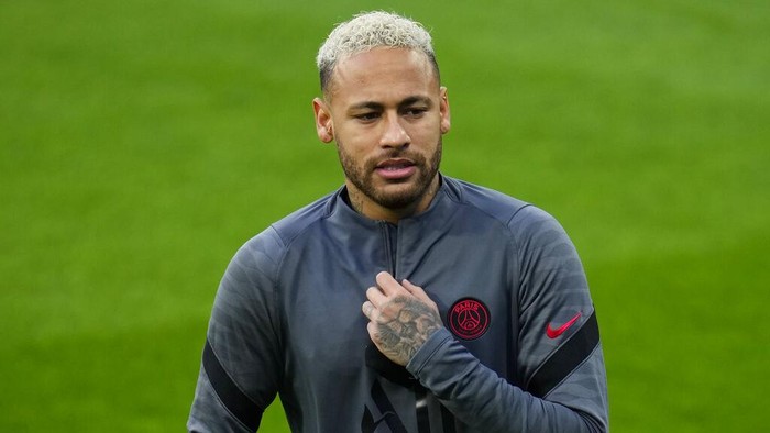 PSGs Neymar attends a training session at the Bernabeu stadium in Madrid, Spain, Tuesday, March 8, 2022. Real Madrid will play its Champions League soccer match against Paris Saint-Germain on Wednesday. (AP Photo/Manu Fernandez)