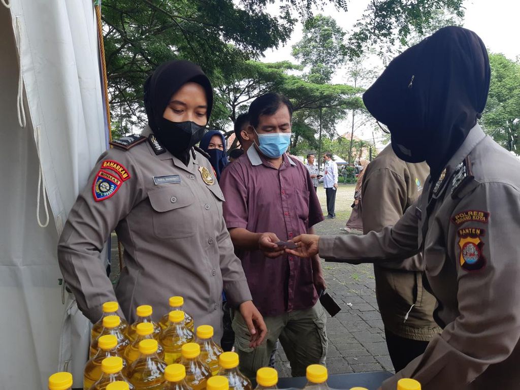 9.000 Liter Minyak Goreng Sitaan Penimbun di Kota Serang Dijual ke Masyarakat
