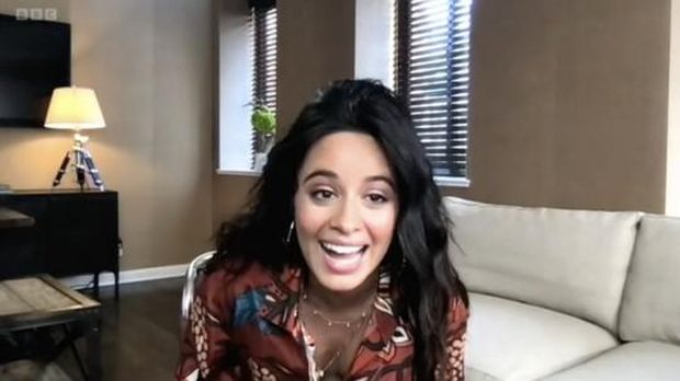 Payudara Camila Cabello Tak Sengaja Terlihat Saat Siaran Langsung