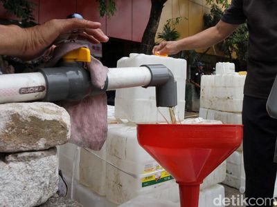 Pedagang Antre Minyak Goreng Curah di Pasar Kebayoran Lama