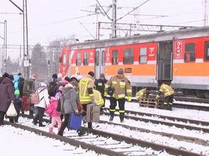 Warga Ukraina Berbondong-bondong Mengungsi di Polandia Saat Hujan Salju