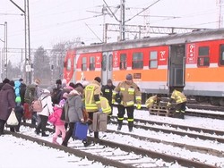 Warga Ukraina Berbondong-bondong Mengungsi di Polandia Saat Hujan Salju