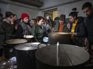 Tembus 2 Juta Orang, Pengungsi Ukraina Antre Makanan