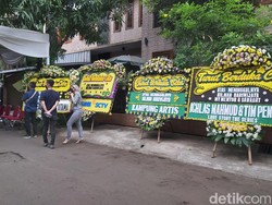 Ini Suasana Rumah Duka Hilman Hariwijaya, Penulis Lupus yang Meninggal Dunia