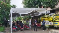 Suasana Rumah Duka Penulis Lupus Hilman Hariwijaya