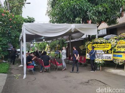 Suasana Rumah Duka Penulis Lupus Hilman Hariwijaya