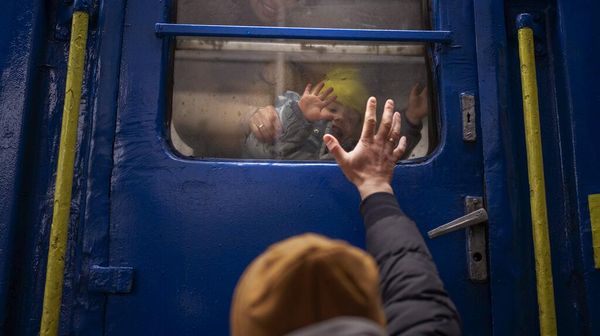 Perpisahan Penuh Air Mata di Ukraina