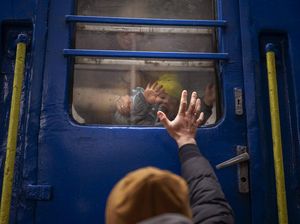 Perpisahan Penuh Air Mata di Ukraina