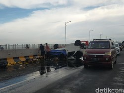 Muatan Minyak Goreng Tercecer Imbas Pikap Terbalik di Suramadu