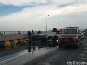 Muatan Minyak Goreng Tercecer Imbas Pikap Terbalik di Suramadu Muatan Minyak Goreng Tercecer Imbas Pikap Terbalik di Suramadu