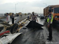 Pikap Muat Minyak Goreng Terbalik di Suramadu Diseruduk Truk Boks