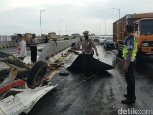 Pikap Muat Minyak Goreng Terbalik di Suramadu Diseruduk Truk Boks Pikap Muat Minyak Goreng Terbalik di Suramadu Diseruduk Truk Boks