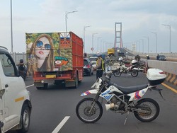 Pikap Terbalik di Jembatan Suramadu