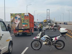 Pikap Terbalik di Jembatan Suramadu Pikap Terbalik di Jembatan Suramadu