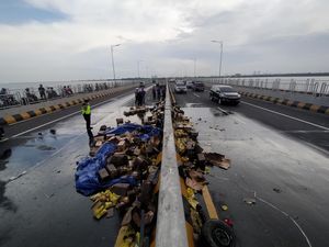 Diseruduk Truk Boks, Pikap Muat Minyak Goreng Terbalik di Suramadu Diseruduk Truk Boks, Pikap Muat Minyak Goreng Terbalik di Suramadu