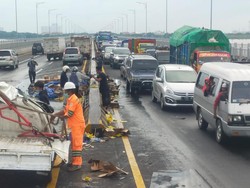 Pikap Muat Minyak Goreng Terbalik di Suramadu, Lalin Merambat