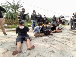 Gubrak! Pria Ini Lari di Atas Genting Hindari Razia di Kampung Bahari